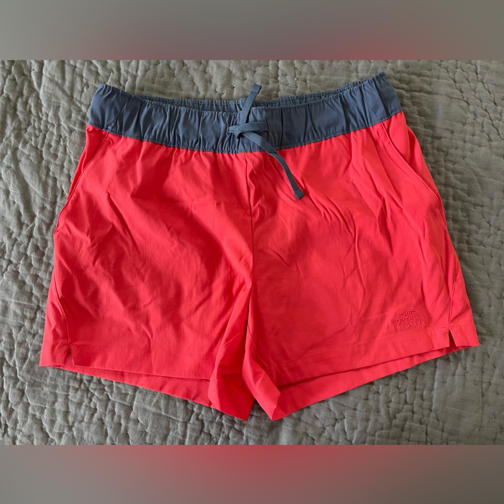 The North Face Women’s Classic V Horizon Red/Vintage Indigo Shorts Sz Medium